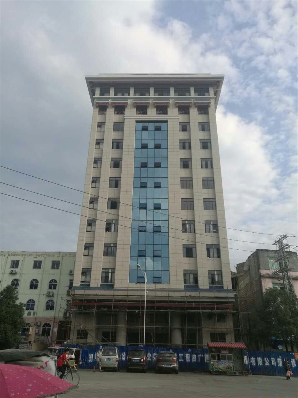 广西河池市交警支队大楼  1万平方  岩片漆